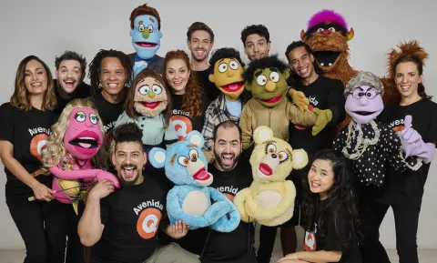 Qué tenés que saber sobre Avenida Q, la increíble obra de teatro que acaba de estrenar Los humanos y muñecos protagonistas de Avenida Q.