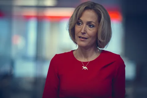 Netflix: la película basada en la escandalosa entrevista del Príncipe Andrew Gillian Anderson interpreta a Emily Maitlis en SCOOP.