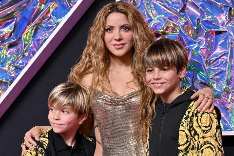 Así fue el debut de Milan, el hijo de Shakira y Piqué, con su banda de rock Milan, el hijo de Shakira, debutó en la batería y la reacción de su mamá se volvió viral en las redes.