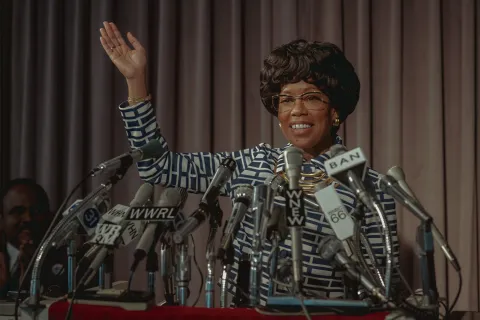 Netflix estrena Todo sobre Shirley, un nuevo drama biográfico protagonizado por Regina King Regina King interpreta a Shirley Chisholm, una pionera de la política estadounidense.