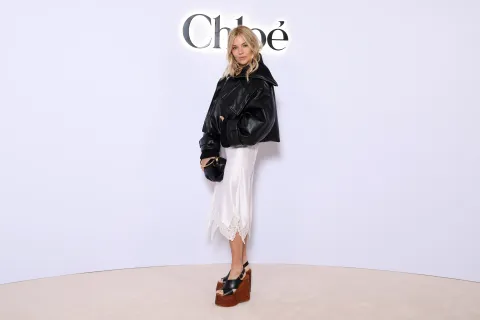 Atención, vuelven las maxiplataformas y así la llevan las famosas Sienna Miller impone tendencia con unas plataformas XL