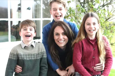Los llamativos detalles de la foto de Kate Middleton que generó polémica en las redes La foto de Kate junto a sus tres hijos con motivo de la celebración del Día de la Madre.