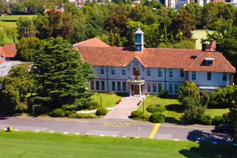 Cuál es el único colegio argentino que figura en el ranking de los mejores del mundo Su nombre es St. George’s College está ubicado en Quilmes y forma parte del ranking de los 100 mejores colegios del mundo