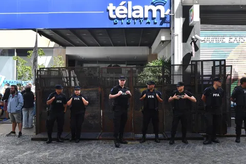 Télam amaneció vallada y rodeada de policías.