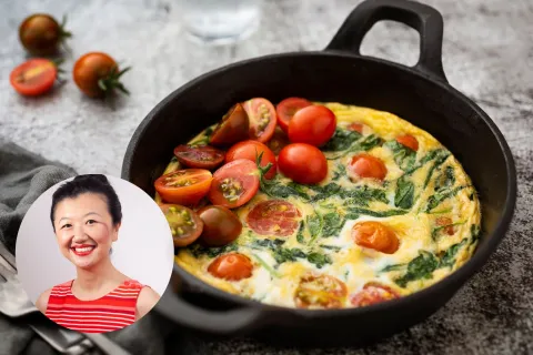 Tortilla de tomate y atún: el truco de Karina Gao para que sea fácil de desmoldar Tortilla de tomate y atún, una receta de Kari Gao.