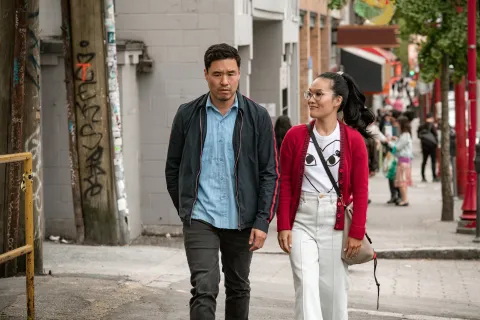 Netflix: dura 2 horas y es la mejor comedia romántica secreta de su catálogo Randall Park y Ali Wong, protagonistas de Quizás para siempre.