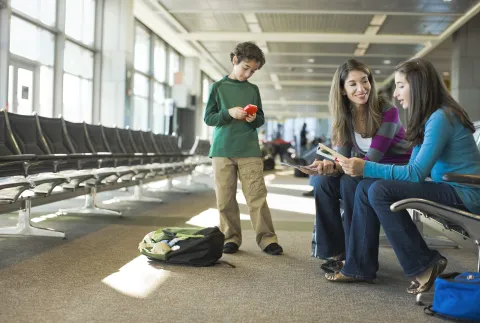 Hijos que migran: cómo acompañar la decisión y qué impacto tiene en las familias ¿Cómo impacta en las familias cuando un joven decide partir del país?