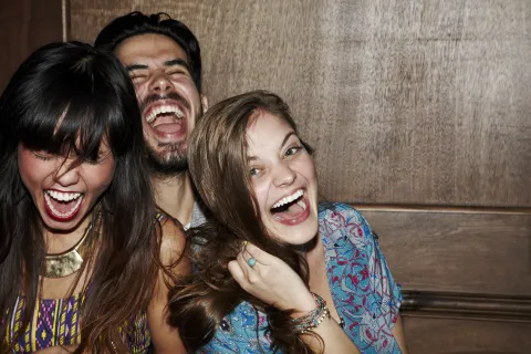 Qué es la Agamia, la nueva tendencia en las relaciones Las personas que practican la agamia priorizan los vínculos de amistad y los familiares