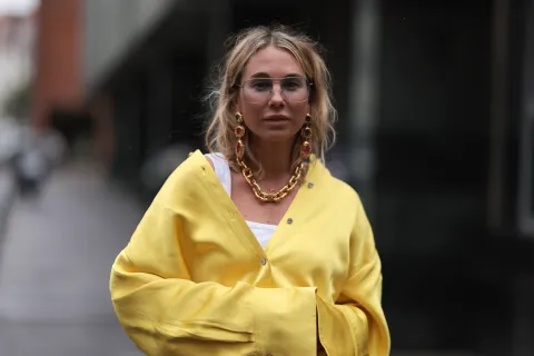 Alerta tendencia: cómo son los collares chunky, el ítem de moda de esta temporada Collar chunky en la semana de la moda.
