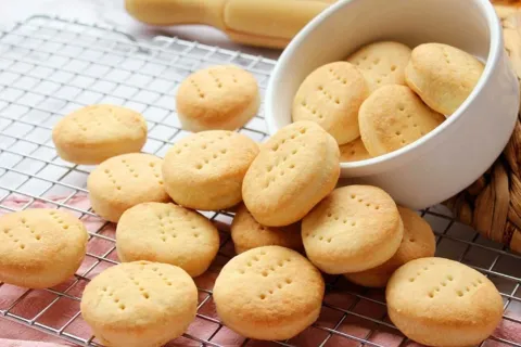 Cómo hacer bizcochitos salados para el mate con solo 3 ingredientes Bizcochitos ideales para la hora del mate, con pocos ingredientes, rápidos y sencillos