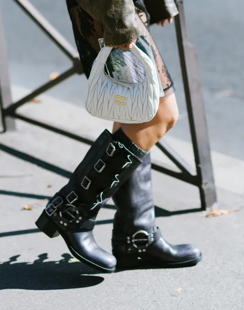 Tendencia invierno 2024: cómo son las botas motoqueras que están de moda esta temporada Bota motoquera, tendencia FW24