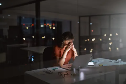 ¿Cómo saber si mi entorno laboral es sano? Según OMS, Los entornos laborales deficientes que, por ejemplo, dan cabida a la discriminación y la desigualdad, las cargas de trabajo excesivas, el control insuficiente del trabajo y la inseguridad laboral, representan un riesgo para la salud mental.