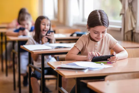 Celulares en el aula: ¿hay riesgos para los chicos o pueden convertirse en herramientas educativas? Uso de celulares en el aula: ¿estás a favor o en contra?
