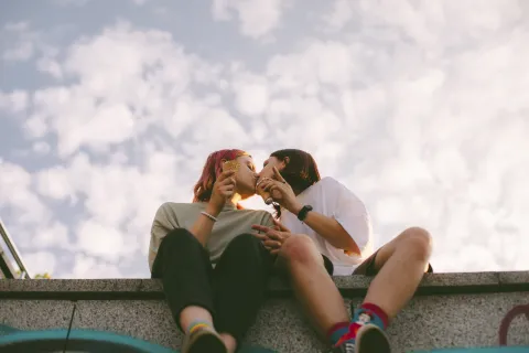 "Soy mujer y salí con una chica por primera vez y esto aprendí de mi sexualidad" "Salí con una chica por primera vez": ¿qué aprendizajes puede traerte esta experiencia?