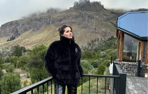 La China Suárez marca tendencia en el sur con el tapado sintético ideal para el invierno La China Suárez de paseo por el sur argentino.
