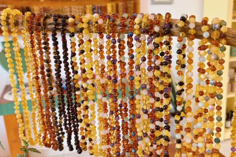 Collar de ámbar: para qué sirve el collar que le compró Marley a Milenka ¿Qué beneficios tienen los collares de ámbar?