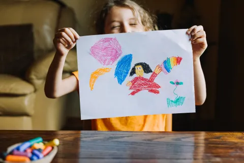 5 ideas originales para conservar los dibujos que nos regalan los chicos En el momento de seleccionar qué se queda y qué va al reciclado, podés dejar que tu pequeño tenga la última decisión