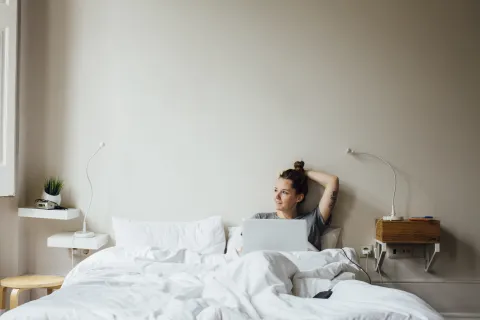 Dormitorios pequeños: trucos geniales y simples para aprovechar el espacio "Al utilizar la verticalidad de las paredes y seguir estas recomendaciones podés transformar tu dormitorio pequeño en un oasis de tranquilidad y estilo", asegura Yani.