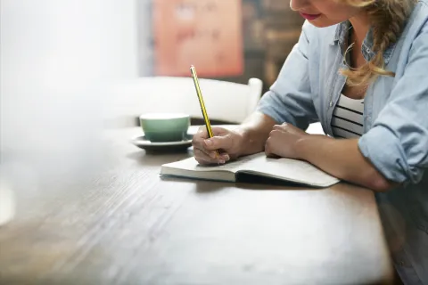 Brainwriting: ¿por qué es una técnica que supera al brainstorming? El Brainwriting es una técnica de generación de ideas en grupo parecida al Brainstorming, en la que los participantes escriben individualmente sus ideas en una hoja y después construyen sobre las de los demás.
