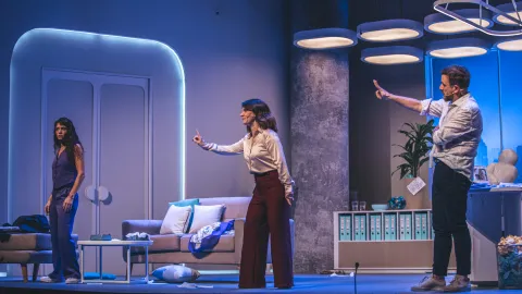 Teatro en Buenos Aires: 5 obras increíbles que estrenan en abril y no deberías perderte Nancy Duplaá, Juan Pablo Geretto y Fer Metilli la rompen en "Exit".