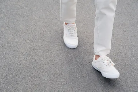 Tendencia otoño-invierno: consejos para sumar pantalones blancos a tus looks Los pantalones blancos son tendencia en temporada otoño-invierno 2024.