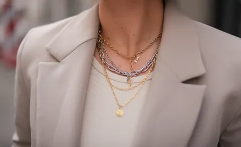 Alerta tendencia: cómo sumar combinación de oro y plata en tus accesorios Mix de cadenas en plata y roro.