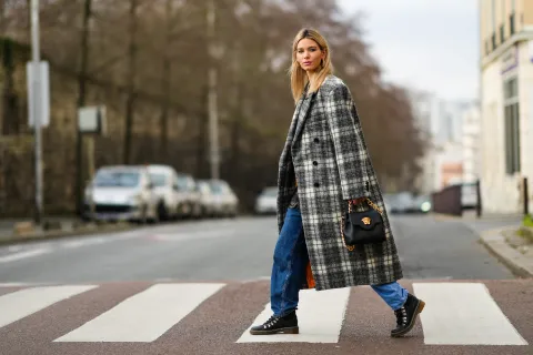 Alerta tendencias: 7 tapados a cuadros que están súper de moda este invierno 2024 Tapado a cuadros, tendencia FW24