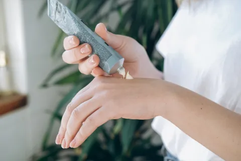 5 factores del invierno que impactan en la hidratación de la piel de tus manos Los factores del invierno que afectan la hidratación de tus manos.