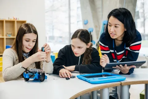 Día Internacional de las Niñas en las TIC: solo el 12% de las mujeres estudia una carrera vinculada a la tecnología El 25 de abril se celebra mundialmente el Día Internacional de las Niñas en las TIC.