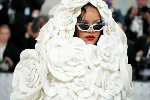 Gala del Met: los 15 looks más impactantes de la historia Rihanna Con una capa blanca en forma de flores y desmontable, convirtió su look en el más viral de la noche
