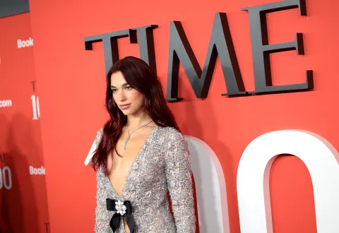 Dua Lipa deslumbra con su look plateado de Chanel en la Gala Time 100 Dua Lipa en la Gala Time 100, en Nueva York.