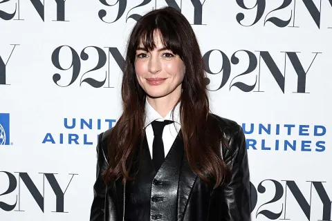 Anne Hathaway eligió con un look total black y encendió las redes sociales Anne Hathaway se llevó todas las miradas con el estilismo elegido para la promoción de su último film.