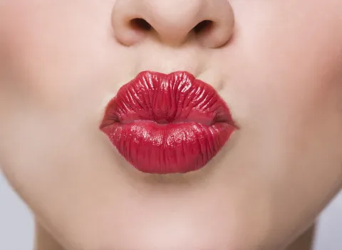 Día Internacional del Beso: 5 labiales que nos copan para esta temporada 5 labiales increíbles para celebrar el Día del beso.