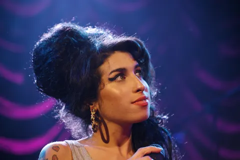 Back to back: qué es verdad y qué ficción en la biopic de Amy Winehouse Back to back, al biopic de Amy Winehouse ya está disponible en el cine.
