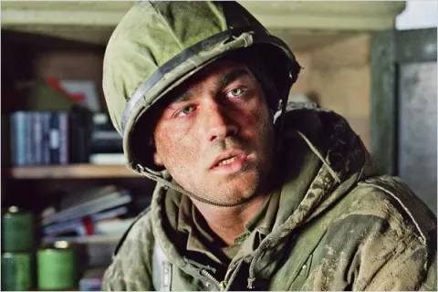 5 películas sobre la guerra de Malvinas para ver este 2 de abril Iluminados por el fuego está protagonizada por Gastón Pauls.