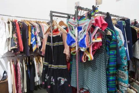 Con vestidos por 20.000, esta tienda de ropa vintage es una de las mejores de Buenos Aires Los percheros de Bimba Vintage están repletos de joyistas fashionistas.