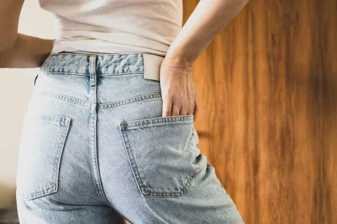 Este es el jean que se hizo viral por su polémico diseño Se trata de un jean de un reconocida marca low cost. Su diseño y precio generaron polémica en las redes.