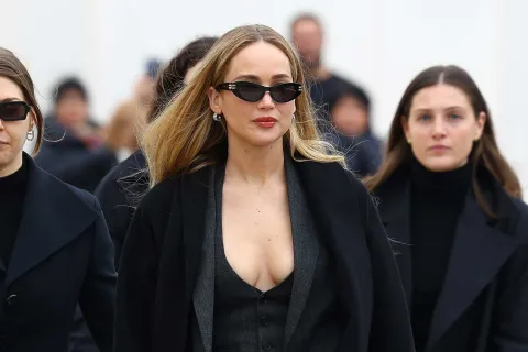 Cómo es la tendencia office siren, la favorita de Jennifer Lawrence y Natalie Portman Jennifer Lawrence es una de las celebrities que se sumó a la tendencia office siren