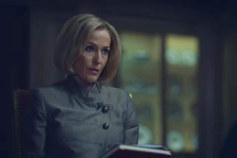 Netflix estrenó La exclusiva: qué es verdad y qué ficción de la entrevista con el príncipe Andrew Gillian Anderson, una de las protagonistas de La gran exclusiva