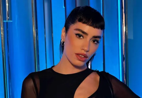 Transparencias y cut out: el look de Lali Espósito que dio que hablar en España Lali Espósito en el programa Martínez y hermanos.