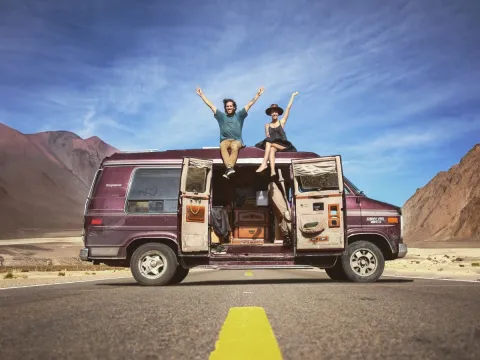 Lolita Campos y Manu Pozzi: la pareja de artistas que recorre el mundo en un bus Lolita Campos y Manu Pozzi, otra vez salen a la aventura de recorrer el mundo en un bus-casa