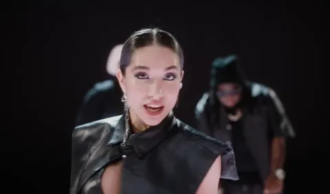 María Becerra deslumbra en el videoclip de LATTE, nuevo tema con The Avengers María Becerra en el videoclip de LATTE.