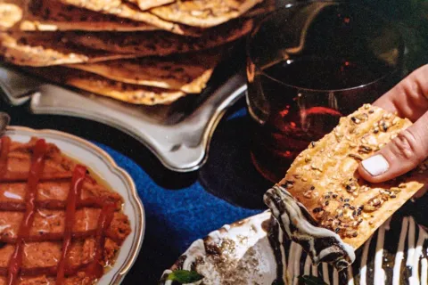 Recetas de Pésaj: ¿cómo se hace una matzá, el pan emblema de la Pascua judía? Cómo hacer el matzá con babaganoush, una de las recetas clásicas de Pésaj.