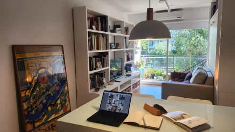 Monoambientes: ideas simples para aprovechar el espacio Monoambiente con cama rebatible: una idea genial para aprovechar bien el espacio.