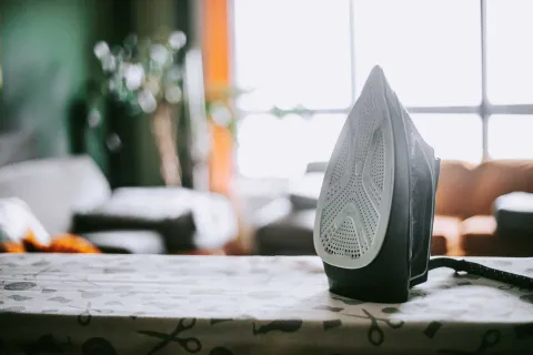 Trucos para limpiar la plancha y que no manche la ropa Mantener la limpieza de las planchas es fundamental para no arruinar la ropa