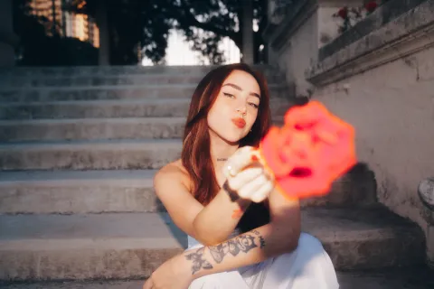 Nicki Nicole estrenó Ojos verdes, su primer nuevo tema del año Nicki Nicole, la cantante argentina, está de viaje por España y se habría encontrado con un ex novio que también es cantante famoso como ella. ¿Quién es el artista?