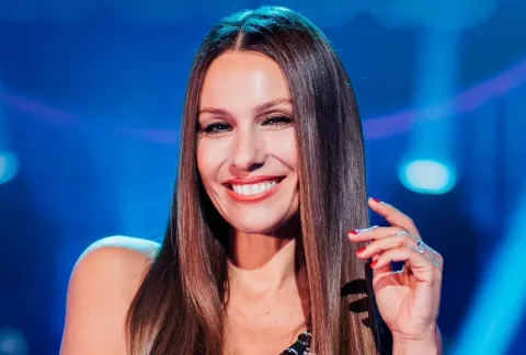 Pampita deslumbra con un vestido cut out en el debut de Veo cómo cantas, su programa en Uruguay Pampita en la TV de Uruguay, en el programa Veo cómo cantas.