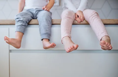 ¿Los niños que andan descalzos se enferman más? La necesidad de andar "en patas" es ancestral y natural.