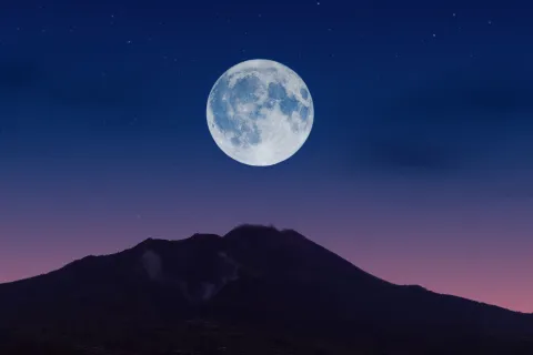 Calendario lunar de abril: cuándo será la luna llena y qué energía trae Cuándo será la luna llena de abril y qué energía traerá.