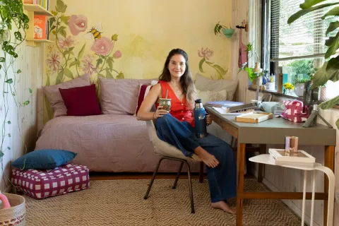 Antes y después: ideas para convertir un cuarto en un escritorio creativo con detalles simples Sole Simond, directora de OHLALÁ!, y el "después" de su escritorio: un espacio que mixea el trabajo con el bienestar personal.